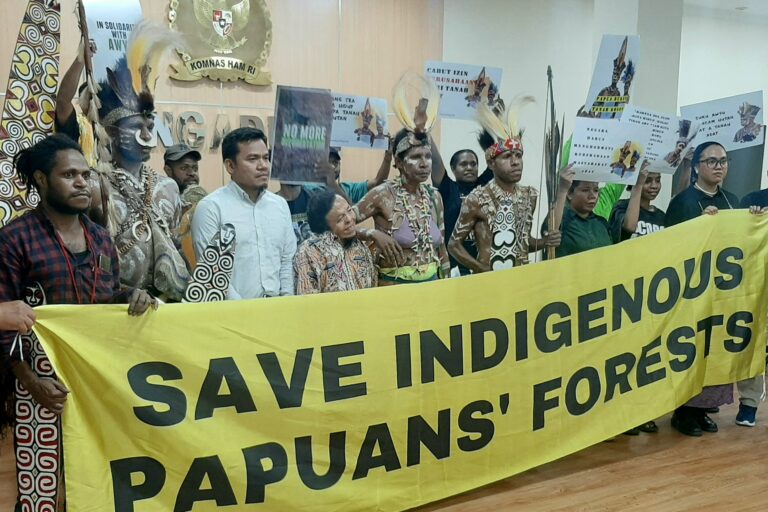 Perwakilan Masyarakat Adat Awyu dan Tim Advokasi Selamatkan Hutan Papua bersama Saurlin Siagian dan Hari Kurniawan, Komisioner Komnas HAM RI ( berkemeja putih dan batik). Foto: Themmy Doaly/ Mongabay Indonesia