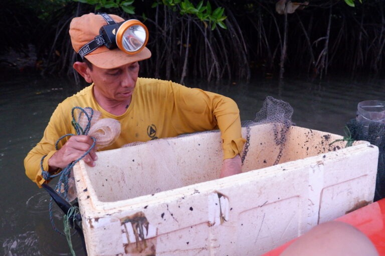 Nelayan tangkap udang di Batam. Foto: Yogi Eka Sahputra/ Mongabay Indonesia