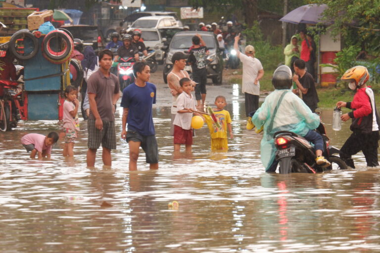 Banjir yang mengenangi jalan utama di Batam. Foto: Yogi Eka Sahputra/ Mongabay Indonesia (1)