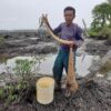 Irham, 40 tahun, petani kelapa tanpa kebun. Menyambung hidup dengan beralih jadi nelayan. Penghasilan hanya cukup untuk kebutuhan sehari. Putrinya putus sekolah karena tak ada biaya. Foto Suryadi.jpg