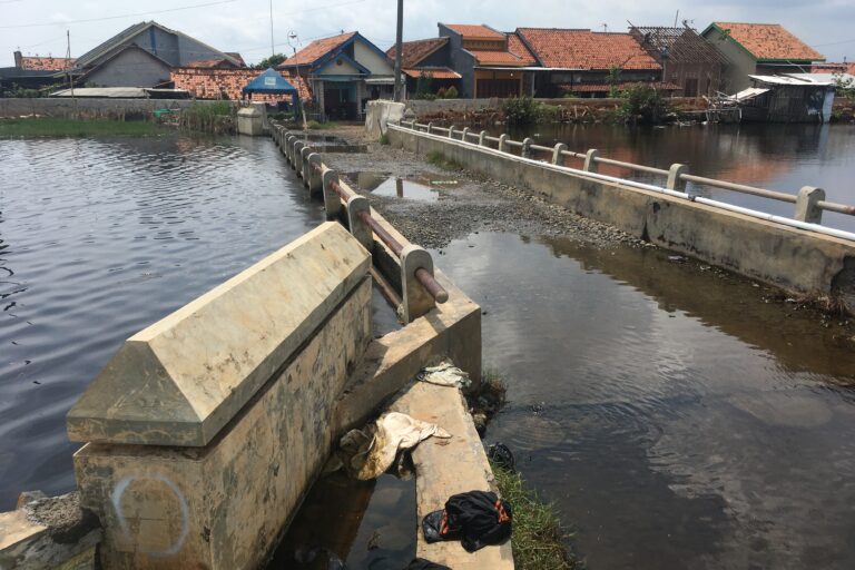 Salah satu jembatan yang menghubungkan Tegaldowo dan Karangjompo yang terendam. Foto: Richaldo Hariandja/ Mongabay Indonesia