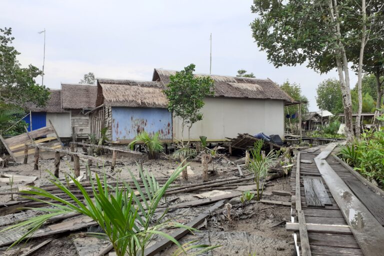 Salah satu titik pemukiman di Dusun Sungai Bandung yang masih agak ramai penduduk karena letaknya di tepi sungai yang jadi jalur transportasi utama warga. Foto: Suryadi/ Mongabay Indonesia