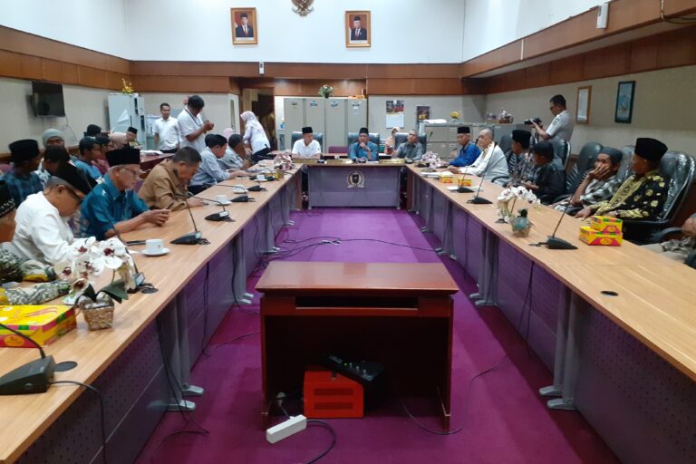 Komisi I DPRD Riau bertemu masyarakat Pulau Bayur untuk mendengar keluhan mereka atas kehadiran tambang batubara di sana. Foto: Suryadi/ Mongabay Indonesia