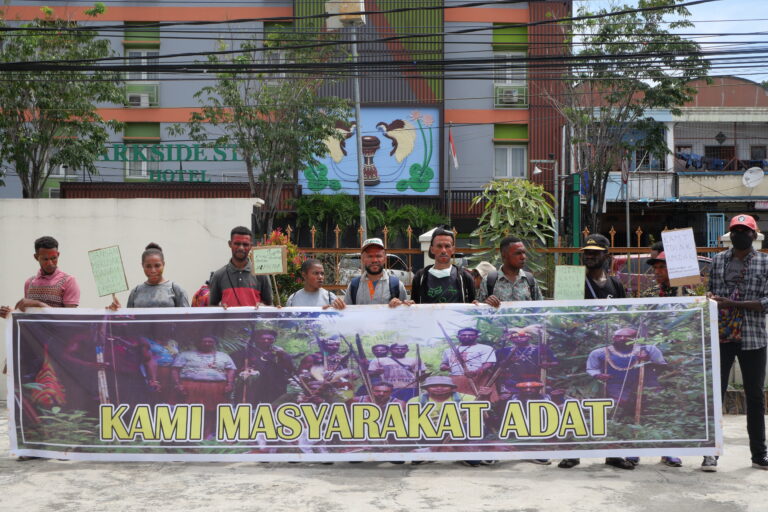 Mahasiswa di Jayapura membentangkan spanduk di halaman PTUN Jayapura sebagai bántuk dukungan kepada masyarakat Suku Awyu.Foto: Asrida Elisabeth/ Mongabay Indonesia