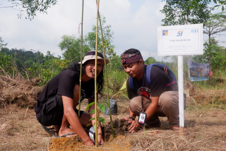  Akar Bhumi Indonesia menanam pohon dalam acara BP Batam. Foto: Yogi Eka Sahputra/ Mongabay Indonesia