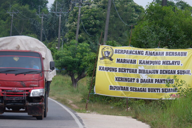 Sepanduk penolakan relokasi dari warga Rempang Batam dipasang di tepi jalan Trans Barelang, Kamis, 11 Mei 2023. Foto Yogi Eka Sahputra.JPG