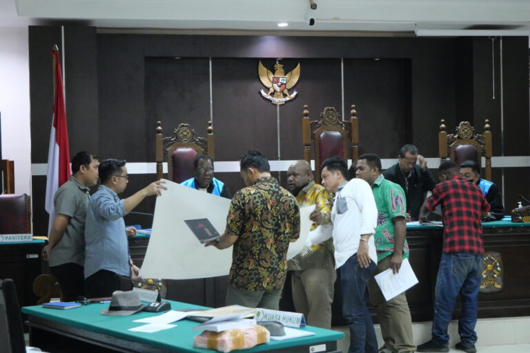 Suasana pemeriksaan alat bukti pada persidangan di PTUN Jayapura pada Kamis 6 Juli 2023 .Foto: Asrida Elisabeth/ Mongabay Indonesia