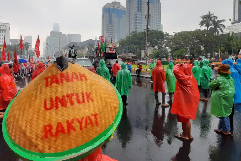 Aksi petani tuntut cabut UU Cipta Kerja di Jakarta, Juli lalu. Foto: Themmy Doaly/ Mongabay Indonesia
