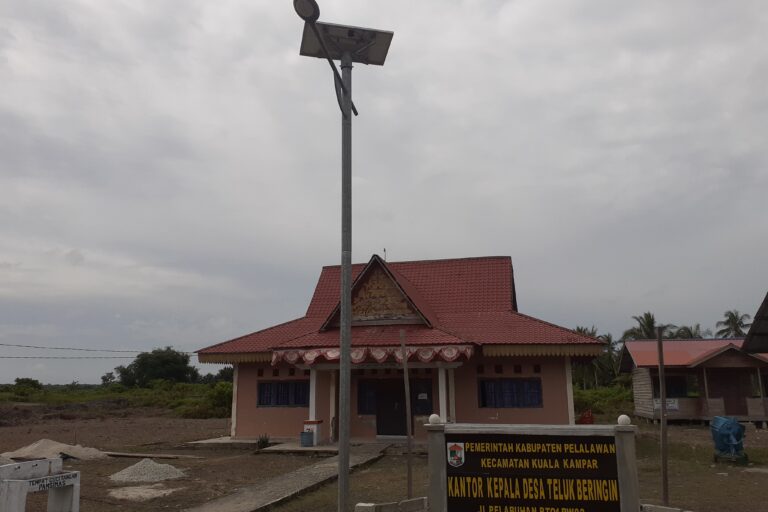 Kantor Desa Teluk Beringin dengan penerangan jalan menggunakan tenaga matahari. Foto Suryadi/ Mongabay Indonesia