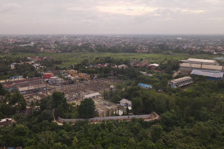 Kawasan pembangkit PLN di Payo Selincah dan PT RPSL yang berada di sekitar pemukiman warga. Foto: Yitno Suprapto/ Mongabay Indonesia