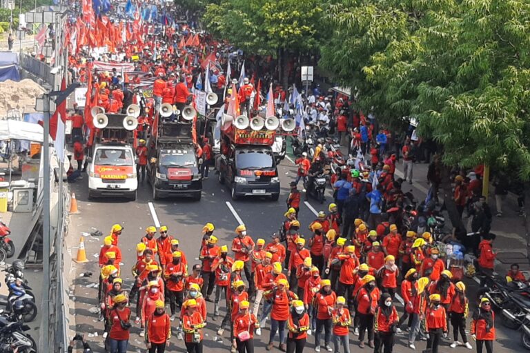 Massa aksi bergerak dari kantor International Labour Organization (ILO), hingga berorasi di kawasan patung Patung Arjuna Wiwaha. Foto: Themmy Doaly/ Mongabay Indonesia