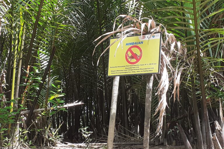 Papan peringatan pada salah satu sungai yang ditetapkan sebagai wilayah tabungan perikanan. Dilarang menangkap selama masa penutupan. Foto Suryadi.jpg