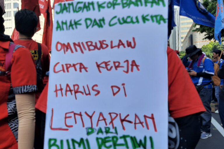 Poster berisi desakan pencabutan UU Ciptaker. Foto: Themmy Doaly/ Mongabay Indonesia