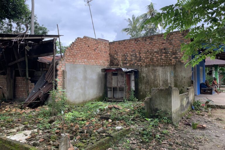 Rumah Fauzi, anak Roliyah dihancurkan. Fauzi pindah karena khawatir akan keselamatan anak-anaknya karena lokasi rumahnya persis di tikungan yang kerap dilalui truk muatan berat menuju PT RPSL. Foto: Teguh Supriyanto/ Mongabay Indonesia