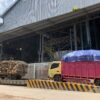 Sebuah truk mengangkut limbah sawit dan potongan kayu bulat untuk bahan bakar PLTU Biomassa PT RPSL.