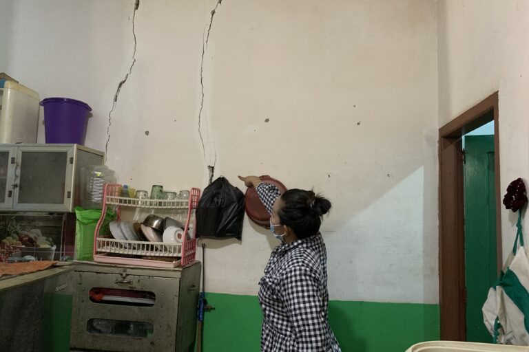 Teti menunjukkan dinding rumahnya yang retak. Semakin lama, bertambah lebar. Foto: Teguh Supriyanto/ Mongabay Indonesia.