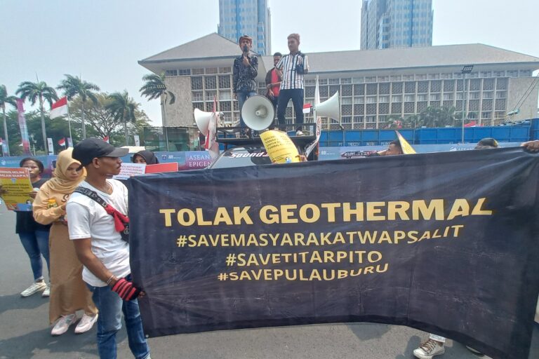 Aksi mahasiswa di Jakarta, protes eksplorasi panas bumi di Pulau Buru. Foto: Christ Belseran/ Mongabay Indonesia