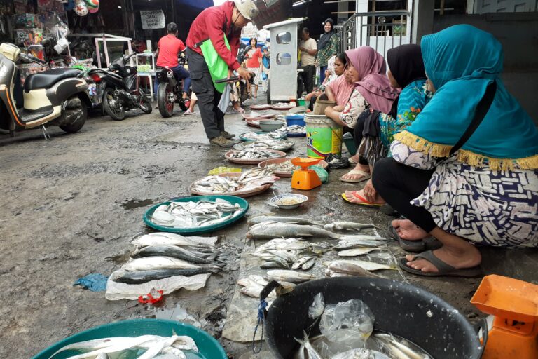 Aktivitas pasar ikan di Panipahan. Penjual meletakkan ikan di pinggir jalan umum. Foto: Suryadi/ Mongabay Indonesia