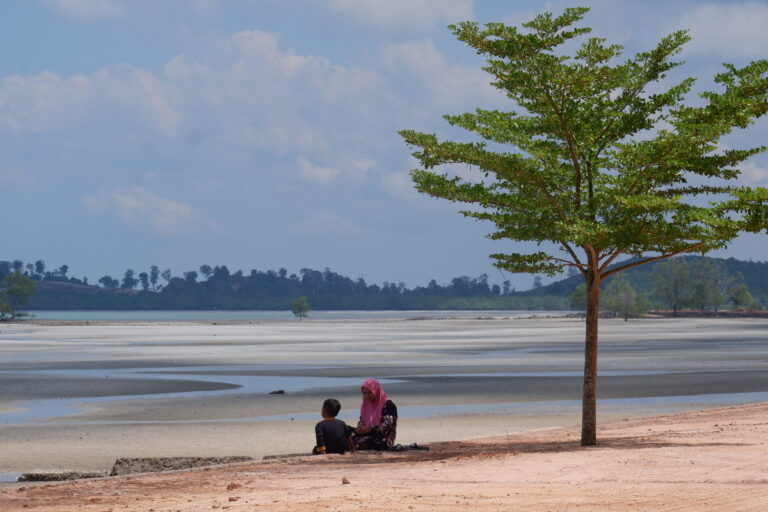 bu-dan-anak-sedang-asik-menikmati-keindahan-pantai-di-bawah-pohon-di-Pantai-Kampung-Melayu-Kota-Batam-Kamis-11-Mei-2023.-Foto-Yogi-Eka-Sahputra-scaled.jpg