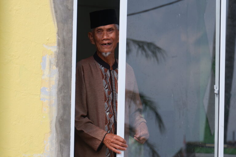 Naharuddin, tetua kampung lahir tahun 40-an di Pulau Rempang. Foto: Yogi Eka Saputra/ Mongabay Indonesia