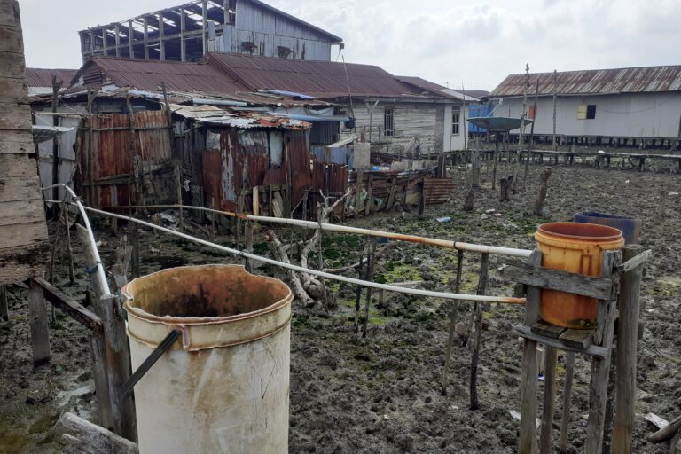 Ember penampung air warga Desa Kuala Selat. Kuning dan karatan karena air tanah dari sumur bor tidak layak. Foto: Suryadi/ Mongabay Indonesia