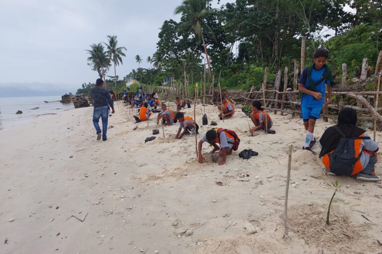Pelajar bersama guru SMP Negri Gwamar melakukan penanaman anakan wakat-wakat (mangrove) di pesisir Desa Durjela, Dobo, Kabupaten Kepulauan Aru. Foto: Mika Ganobal