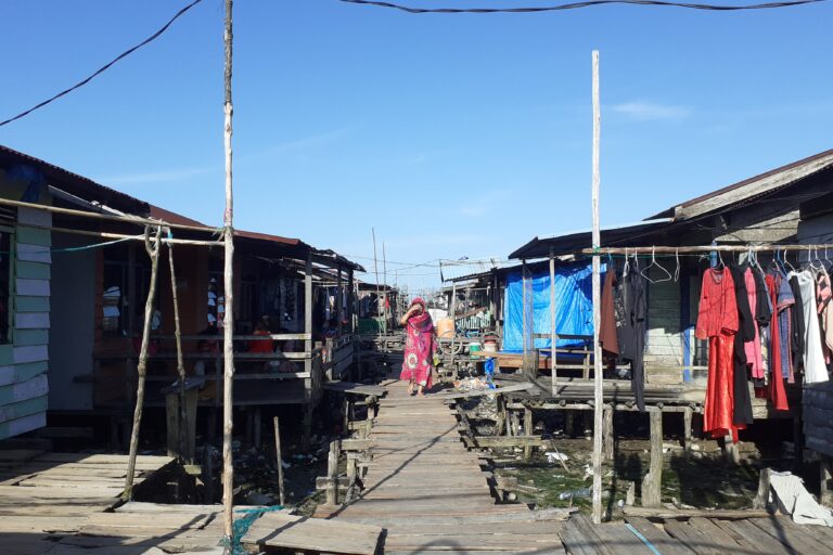 Pemukiman nelayan Suku Duanu Desa Kuala Selat. Rumah panggung di atas lumpur kerap terendam kala pasang tinggi. Foto: Suryadi/ Mongabay Indonesia 
