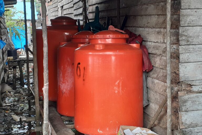Tong air bantuan pemerintah buat warga Desa Kuala Selat untuk persediaan air hujan untuk pasokan air bersih. Foto: Suryadi/ Mongabay Indonesia