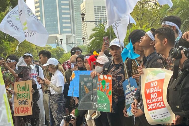 Sebanyak 62 organisasi masyarakat sipil dan komunitas muda menuntut agar ada transparansi terkait dana kampanye dalam Pemilu 2024. Foto: Niko Dwi Wicaksana/Mongabay Indonesia
