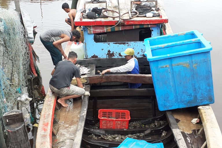 Nelayan mengumpulkan kepiting usai pulang melaut. Dalam pola bagi hasil, sepenuhnya buat anak buah kapal. Foto Suryadi/Mongabay Indonesia