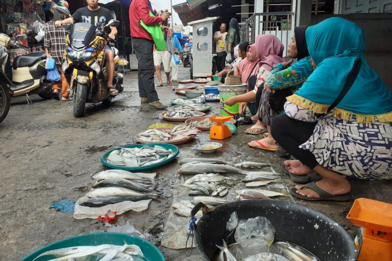 Suasana pasar ikan Panipahan. Penjual menggunakan bahu jalan untuk meletakkan ikan. Foto Suryadi/Mongabay Indonesia