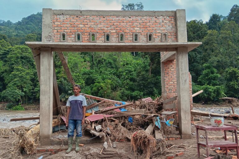 Bendri kehilangan rumahnya saat Kamis malam tanggal 7 Maret 2024 karena banjir bandang disertai kayu dan batu besar di Kampung Batu Balah Kecamatan Surantih.jpeg