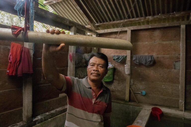 Martinus, warga Koritbuah membuat instalasi penampung air sendiri yang mengalir ke kamar mandi dan beberapa penampung. Foto: Jaka HB/ Mongabay Indonesia