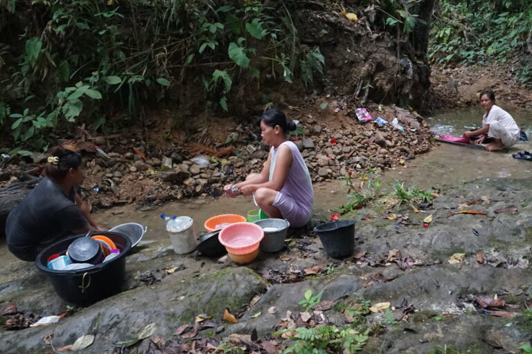 Para ibu Dusun SInaka harus beratus meter ke sungai dari rumahnya agar mendapatkan air bersih. Foto: Rus Akbar