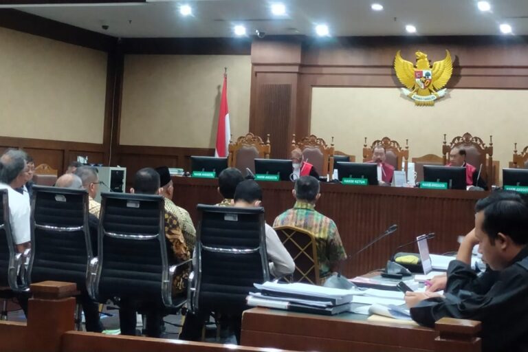 Persidangan kasus korupsi tambang nikel ilegal di Sulawesi Tenggara di PN Tipikor Jakpus yang melibatkan para pejabat di KESDM. Foto: Irfan Maulana/ Mongabay Indonesia 