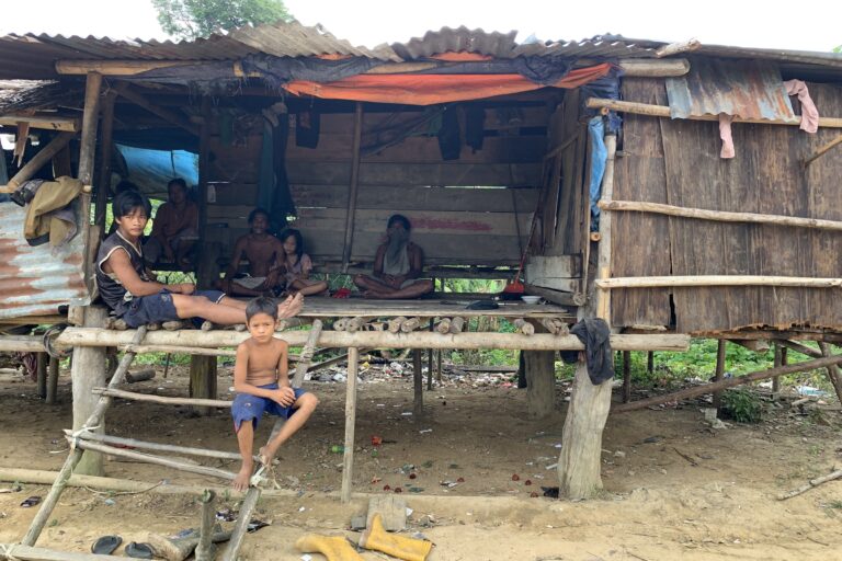 Keluarga Dahwas di tinggal di pondok yang dibangun di tanah Cik Aman yang kini menjadi perkebunan karet PT. ALN. Foto: Teguh Suprayitno/Mongabay Indonesia