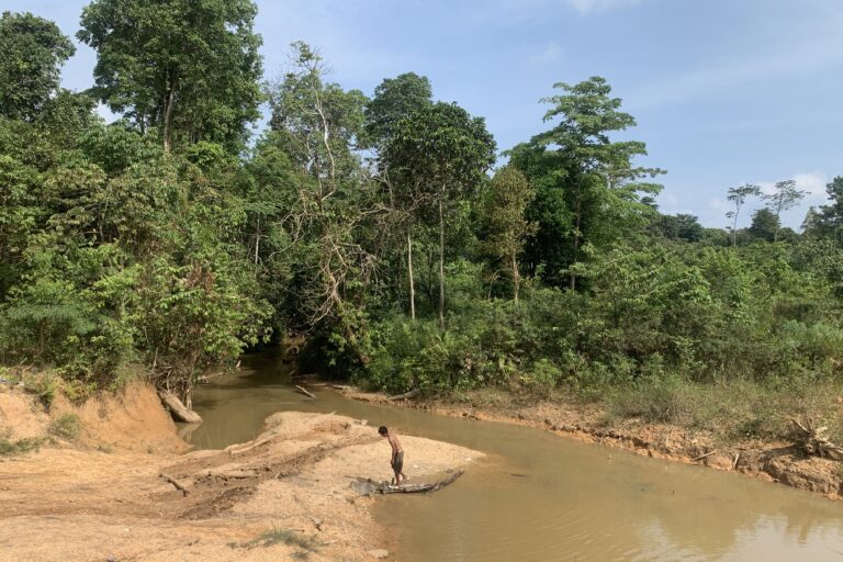Kondisi sungai Temantan di wilayah adat Suku Anak Dalam di Batanghari yang tercemar aktivitas tambang batubara. Foto: Teguh Suprayitno/ Mongabay Indonesia