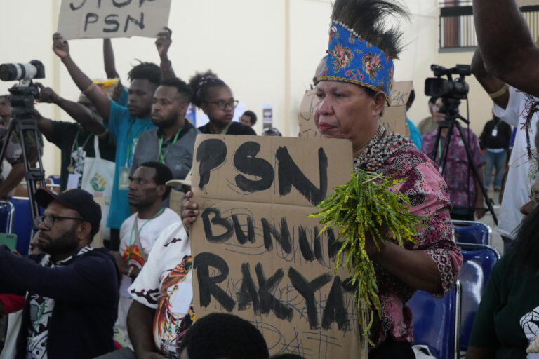 Masyarakat korban PSN protes di hadapan Wakil Menteri HAM, Ketua Komnas HAM, dan Asisten Satu Setda Papua Selatan. Foto: Asrida Elisabeth/Mongabay Indonesia