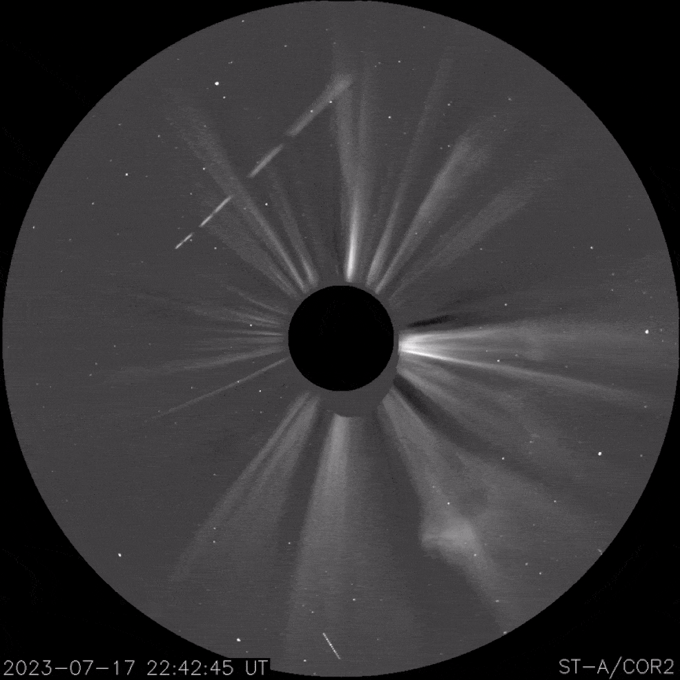 Sebuah lontaran massa korona sebagaimana terlihat oleh wahana antariksa STEREO-A milik NASA pada Juli 2023. | Gambar oleh NASA/STEREO-A/SECCHI