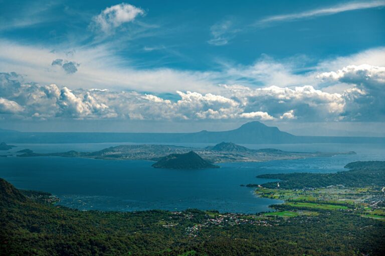 Danau Taal di Filipina adalah sebuah danau kaldera vulkanik yang secara unik dihuni oleh spesies ular laut yang telah sepenuhnya beradaptasi dengan lingkungan air tawar | Foto oleh Pexels