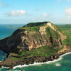 Laut di sekitar Iwo Jima memiliki semburat kehijauan. (Kredit gambar: Phan Lee McCaskill, USN, domain publik, melalui Wikimedia Commons)